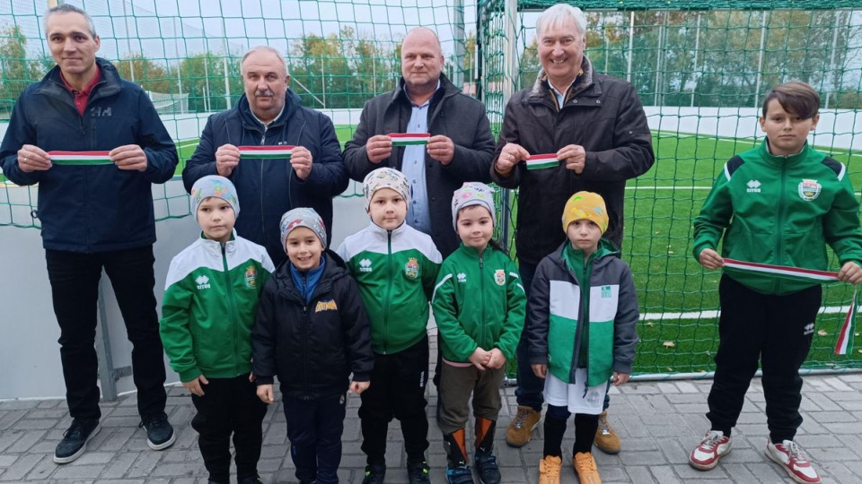 Műfüves focipályát kaptak az egyedi utánpótlás focisták, a községben komoly sportélet zajlik
